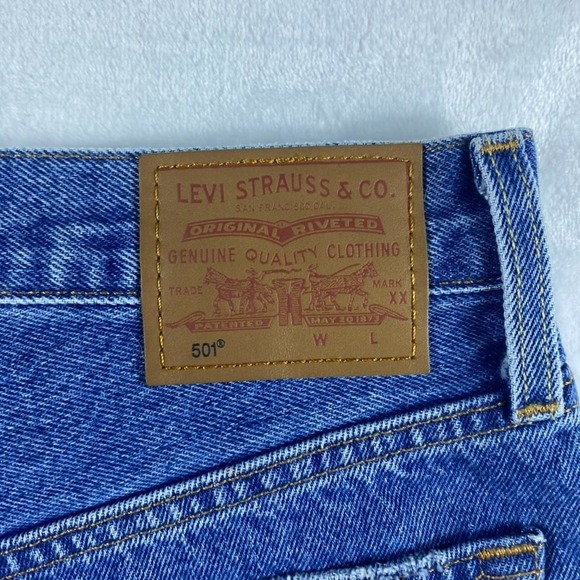 Levi's 501 Denim Jean Short Sz 25 Medium Wash Cut Off Button Fly Distressed - Picture 4 of 13